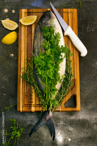 Cuadro en lienzo Fresh fish selection at the market.