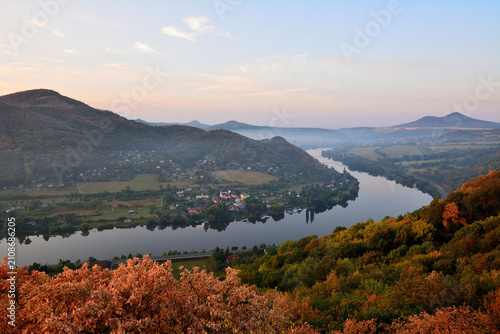 Cuadro en lienzo Serene dusk panorama of the Elbe river bend winding past rural settlements and f