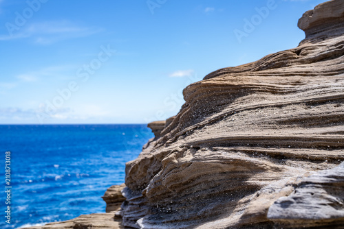 Foto Tuff — Gray to brown bedded crystal-lithic tuff and lapilli tuff