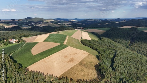 Foto Blick über die Felder und Äcker der Buckligen Welt, Landschaft in Niederösterrei