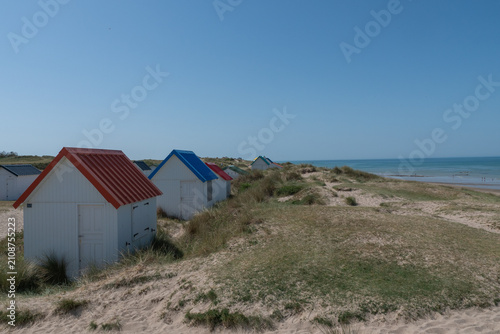 Strandhütten mit bunten Dächer in
Gouville-sur-Mer in der Normandie, Frankreich
