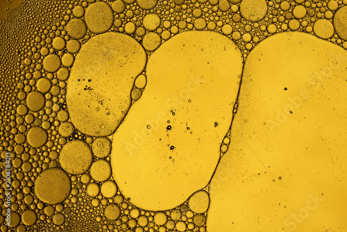 фотографія Golden oil and water creating abstract patterns