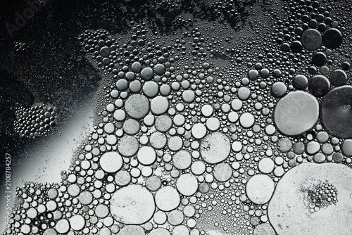 Fotografía Oil and water bubbles creating abstract monochrome pattern
