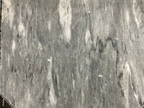 Foto This surface appears to be honed dark grey marble, a natural stone composed largely of dolomite and calcite
