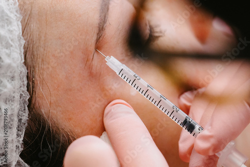Принти на полотні Close up com jeringa aplicando botox