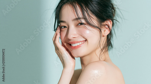 笑顔で綺麗な肌と白い歯を見せる日本人女性美人モデルの美容ポートレート。オーラルケア、スキンケア、コスメ広告用。