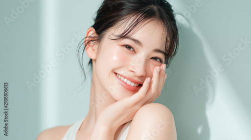 笑顔で綺麗な肌と白い歯を見せる日本人女性美人モデルの美容ポートレート。オーラルケア、スキンケア、コスメ広告用。