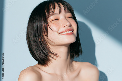艶のある美しい白い肌の女性。 美容、スキンケア、素材