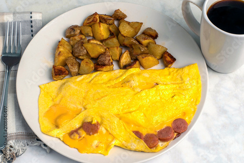 фотографія frankfurter  omelette with home fries
