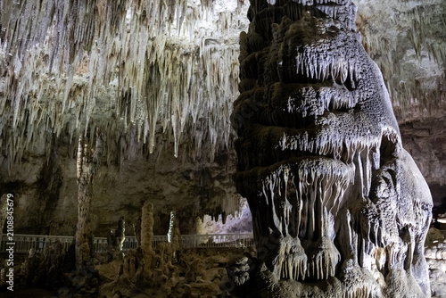 Foto Towering Tiered Stalagmite Column Among Thousands of Stalactites in Les Grottes