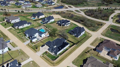 Foto Solar panels cover modern dark rooflines inside Dallas suburb Chimney Rock neighborhood