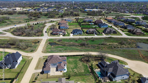 Fotografía Concrete roadways snake through executive home sites within Dallas suburb Eaton Road estates