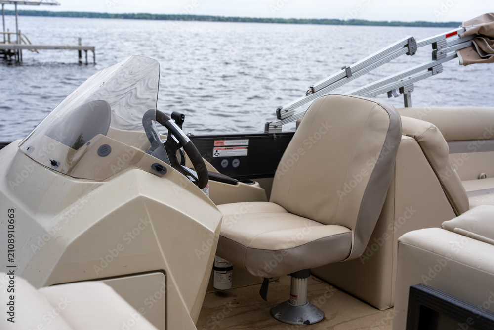 Obraz premium Captain's chair and helm of a modern pontoon boat