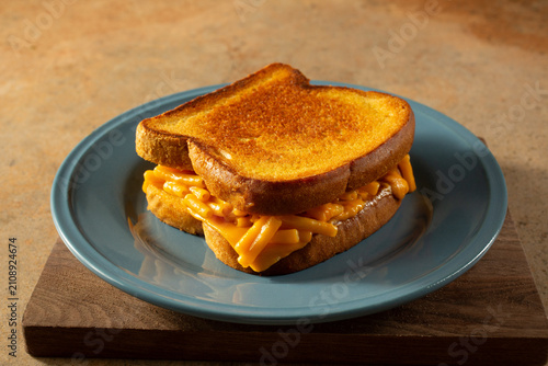 Fotografie A view of a dairy-free, gluten-free mac n cheese sandwich.