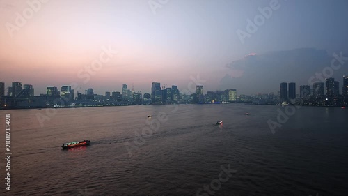 屋形船が航行する東京湾の夕景。