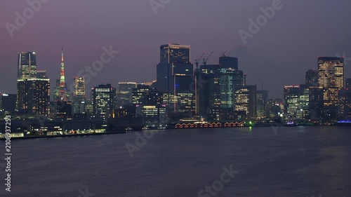 高層ビルが立ち並ぶ港湾都市の夕景。