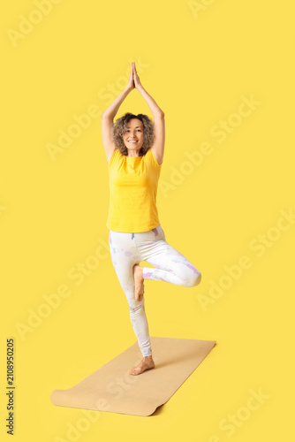 Sporty mature woman doing y...