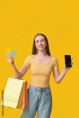 Young woman with shopping b...