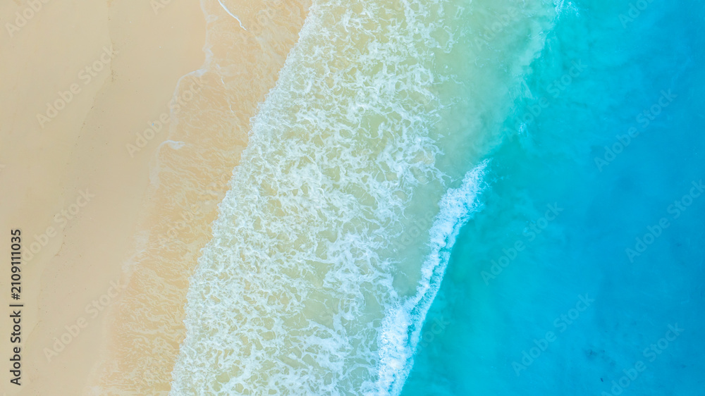 Obraz premium Nature of the ocean and blue sky Summer with sunshine, sandy beaches, clear blue waters sparkling against the blue sky. on an island with good ecology and environment Background for summer vacation