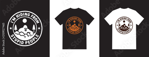 Foto Funny I’m hiding from stupid people bigfoot camouflage circle badge t-shirt desi