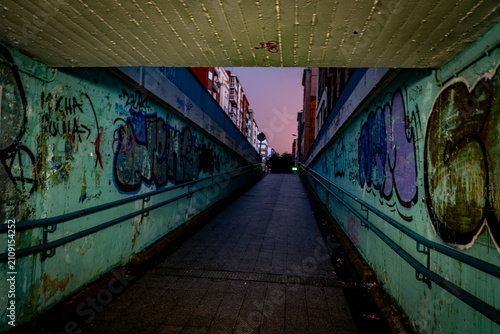centro urbano con poca luz solo la de los semáforos	