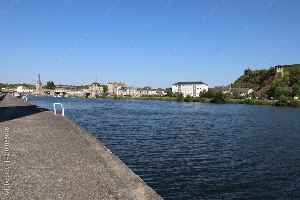 Fototapeta premium La rivière la Meuse, canal de l'Est, ville de Givet, département des Ardennes, France