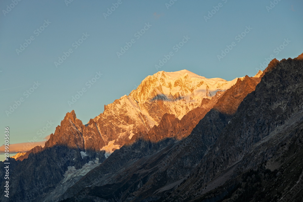 Obraz premium Refugio Bonatti, Italy - 15.09.2025: Sunset Alpenglow on Mont Blanc Massif