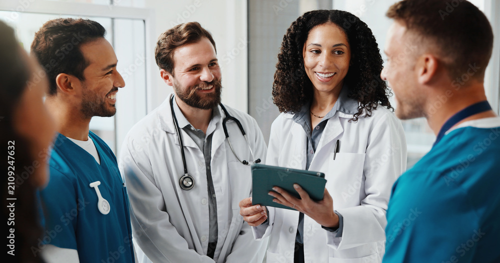 Obraz premium Doctor, nurse or staff meeting in hospital with tablet, research or teamwork for medical case study. Happy, healthcare worker or people in clinic with tech, advice or discussion for patient diagnosis