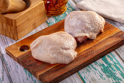 Canvastavla Raw chicken thighs on a wooden cutting board ready for cooking