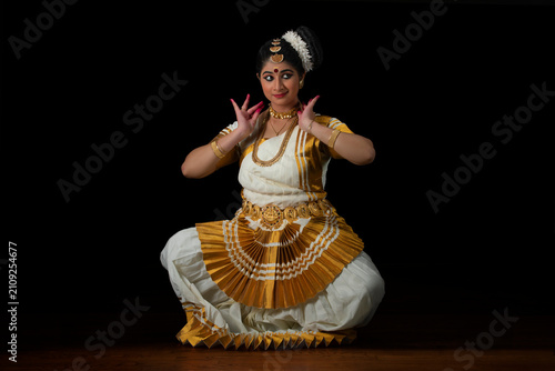 Mohiniattam dancer wearing a necklace in her performance