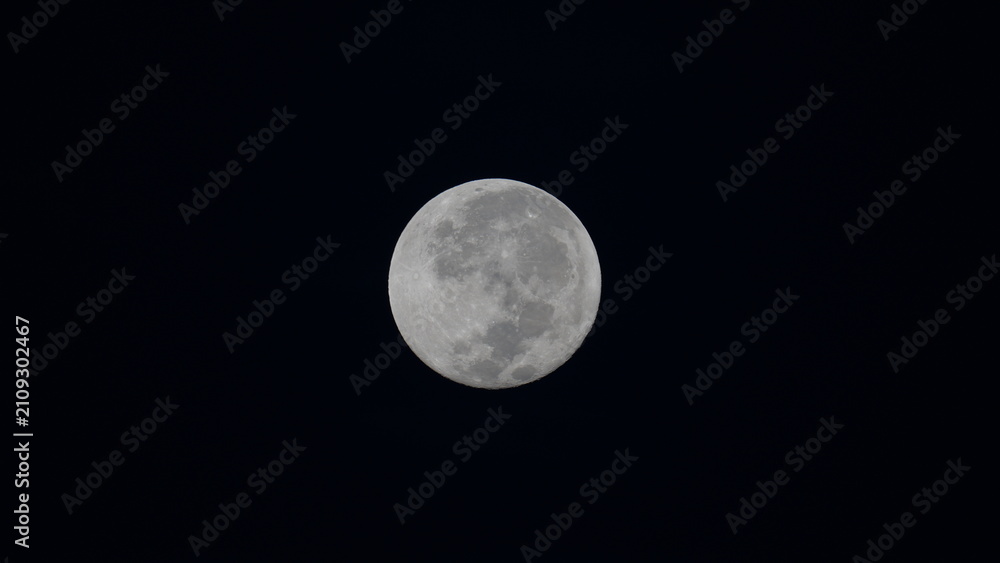 Obraz premium Bright Full Moon Glowing Against a Dark Cosmic Sky