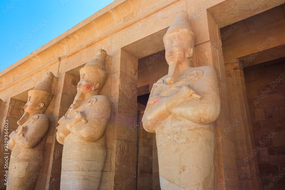 Obraz premium The mortuary temple of Quinn Hatshepsut located opposite the city of Luxor, Egypt.