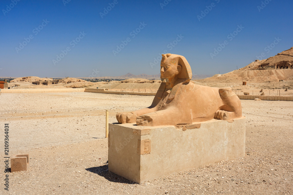 Obraz premium The mortuary temple of Quinn Hatshepsut located opposite the city of Luxor, Egypt.