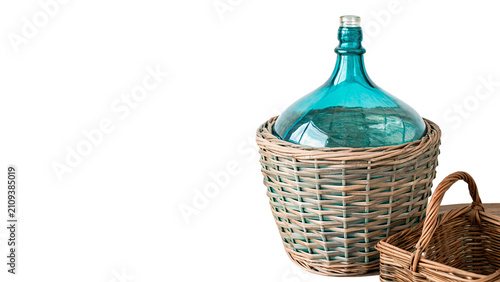 Foto Large glass carboy wine demijohn bottle in wicker basket isolated on transparent
