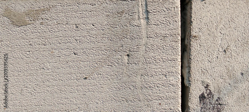 Autoclaved aerated concrete blocks with vertical joint gaps