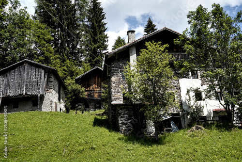 architettura e dettagli caratteristici delle abitazioni tradizionali del Trentino nella zona delle Pale di san Martino. Trento, Trentino Alto Adige, Italia