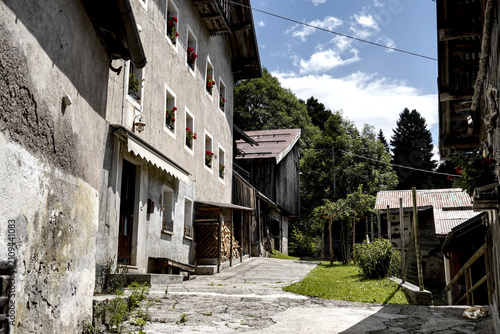 architettura e dettagli caratteristici delle abitazioni tradizionali del Trentino nella zona delle Pale di san Martino. Trento, Trentino Alto Adige, Italia