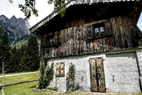 architettura e dettagli caratteristici delle abitazioni tradizionali del Trentino nella zona delle Pale di san Martino. Trento, Trentino Alto Adige, Italia