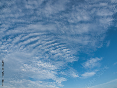 Cuadro en lienzo Clear blue sky with thin white clouds forming patterns resembling fish scales or ripples specifically cirrocumulus clouds, often referred to as a buttermilk sky