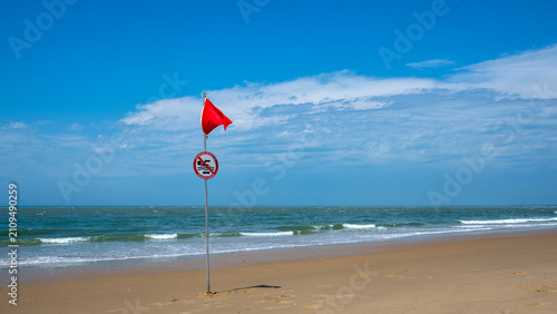 Foto Plage de la pointe Espagnole en Charente Maritime avec un drapeau rouge d'interd