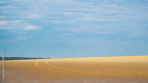 Paysage marin de la plage de sable de la pointe Espagnole autour du village de Ronce-les-Bains à marée basse