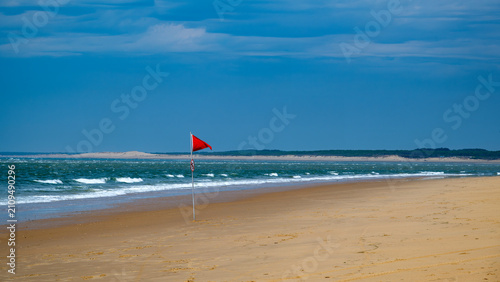 Plage de la pointe Espagnole en Charente Maritime avec un drapeau rouge d'interdiction de baignade pour raison de danger