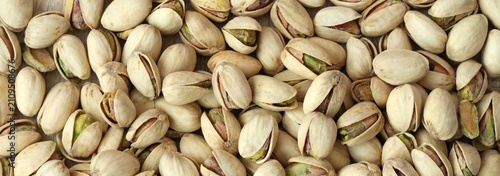 Fotografía A photo of a pile of pistachios, with the majority still in their shells
