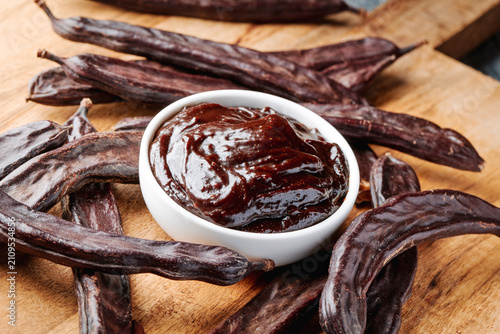 Konstfotografi creamy carob spread in a white bowl