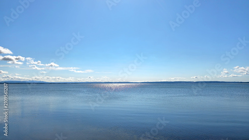Quadro su tela Etang de Berre with clear blue sky and clouds over water, Provence-Alpes-Côte d'Azur, France, Europe