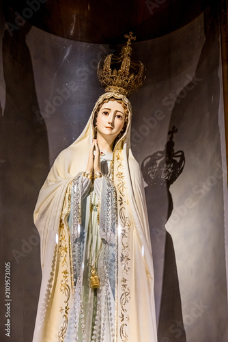 Obraz na płótnie Vierge dans la Crypte de la Basilique Notre-Dame-de-Fourvière de Lyon en France