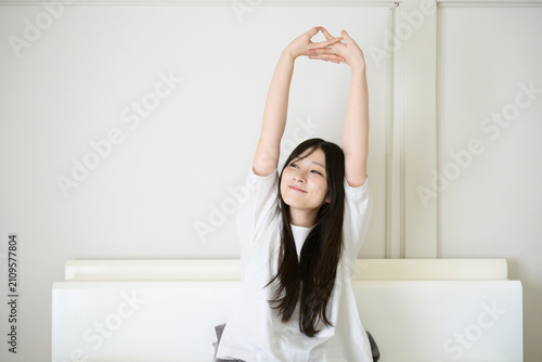 Slika na platnu ベッドでストレッチをする日本人女性
