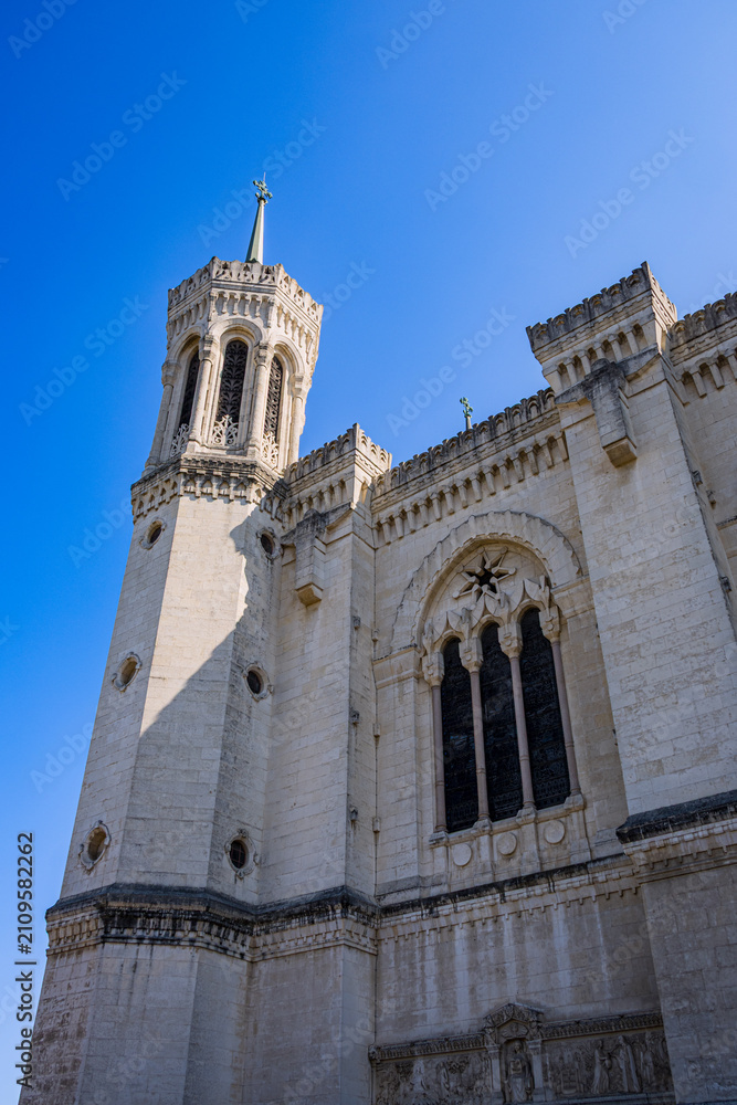 Fototapeta premium La Basilique Notre-Dame-de-Fourvière de Lyon en France