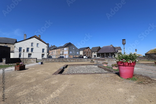 Parc public sur l'avenue Achille Maire, ville de Rocroi ou Rocroy, département des Ardennes, France
