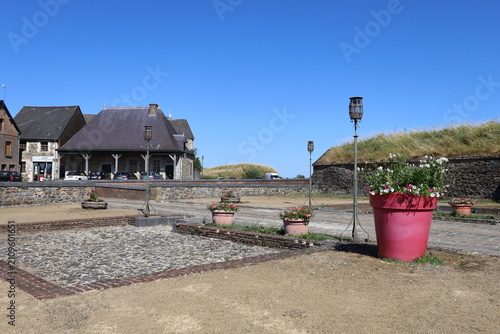 Parc public sur l'avenue Achille Maire, ville de Rocroi ou Rocroy, département des Ardennes, France